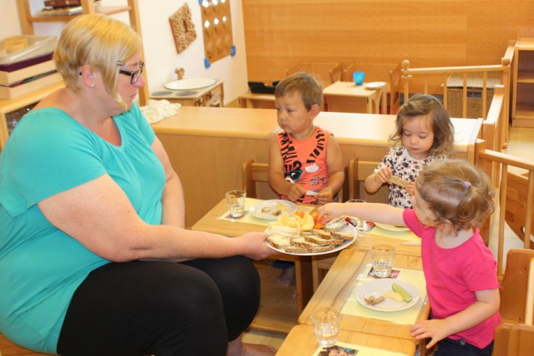 Kinder mit Essen