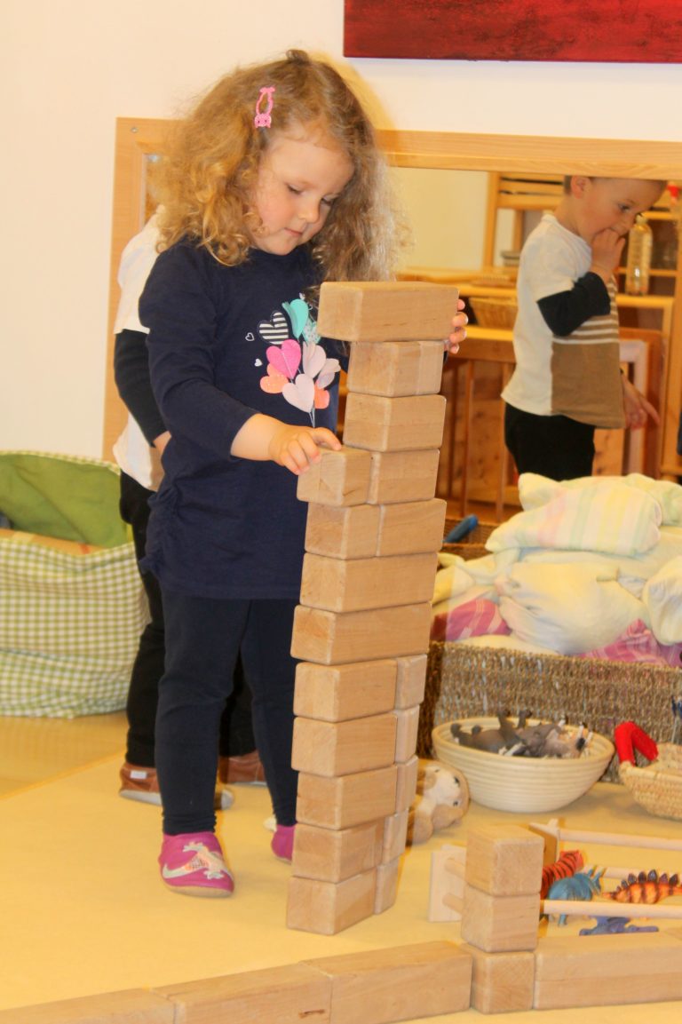 kind-mit-baukloetzen