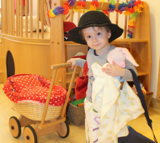 Kind mit Kinderwagen